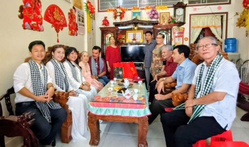  Đoàn công tác Sở Nội vụ phối hợp Công ty Cổ phần Du lịch và Đầu tư bất động sản đồng đội Phú Quốc thăm, tặng quà Mẹ VNAH Trần Thị Khanh (92 tuổi), phường An Xuyên.