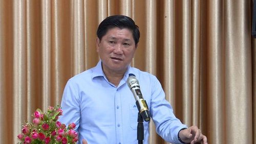Phó Chủ tịch UBND tỉnh Lê Văn Sử cảm ơn tình cảm của Công ty Cổ phần Du lịch và Đầu tư bất động sản đồng đội Phú Quốc dành cho tỉnh Cà Mau.