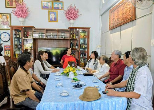 Đoàn thăm, tặng quà, chúc sức khỏe Mẹ VNAH Nguyễn Kim Mai (93 tuổi), phường Hòa Thành.
