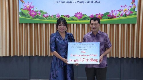 Giám đốc Sở Nội vụ tỉnh Cà Mau Nguyễn Minh Nhứt tiếp nhận bảng trượng trưng quà tặng từ bà Hồ Thị Thanh Hương.