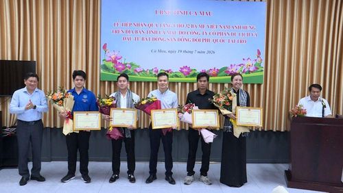 Phó Bí thư Thường trực Tỉnh ủy Cà Mau Huỳnh Quốc Việt (ảnh trên) và Phó Chủ tịch UBND tỉnh Cà Mau Lê Văn Sử trao Bằng khen của Chủ tịch UBND tỉnh cho các cá nhân có đóng góp tích cực trong hoạt động tri ân 32 mẹ VNAH trên địa bàn tỉnh.