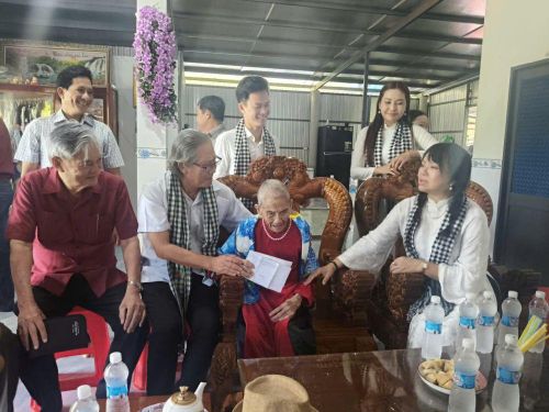 Đoàn thăm, tặng quà Mẹ VNAH Phan Thị Tâm (94 tuổi), xã Tân Thuận.