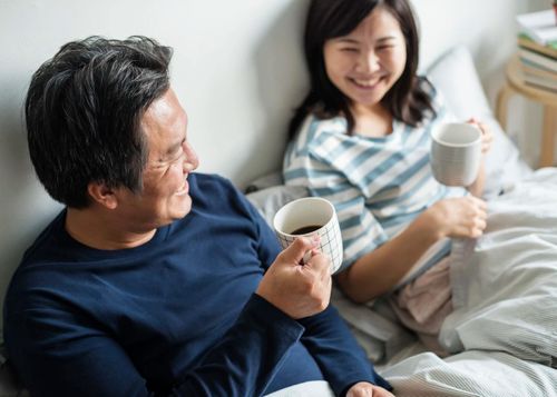 Phụ nữ dù ở độ tuổi nào cũng cần được nửa kia quan tâm chân thành. Ảnh minh họa