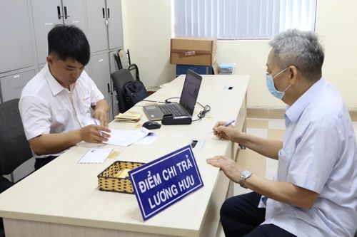 Bảo hiểm xã hội Việt Nam yêu cầu tăng cường quản lý các trường hợp người hưởng ủy quyền cho người khác nhận thay lương hưu, trợ cấp bảo hiểm xã hội và trợ cấp hằng tháng. Ảnh minh họa
