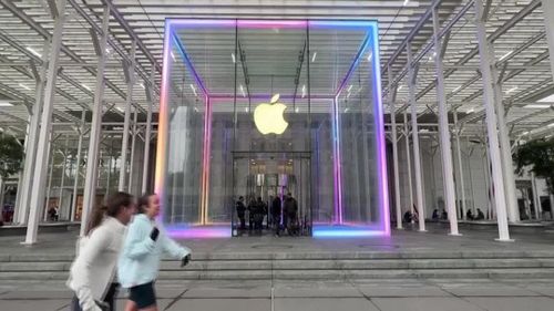 Biểu tượng Apple tại một store. Ảnh: Reuters