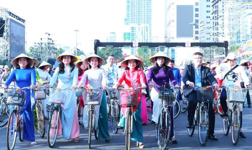 Đại biểu lãnh đạo cùng tham gia diễu hành.