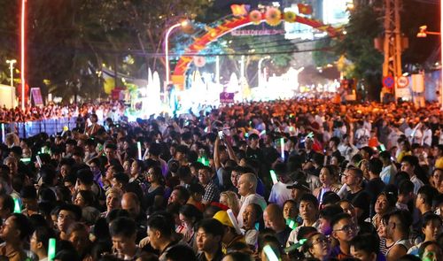 Hàng ngàn người dân và du khách dự lễ khai mạc