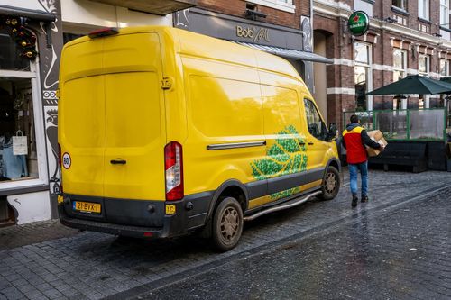 Xe tải giao hàng chạy điện hoạt động trên một tuyến phố ở Hà Lan. (Ảnh: DHL)