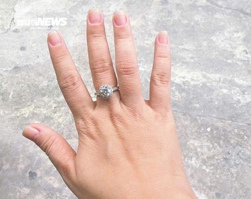 Những chiếc nhẫn trị giá vài trăm triệu đồng đang bị “tắc nghẽn” ở khâu thu mua vì cửa hàng đóng cửa. (Ảnh: Đại Việt)