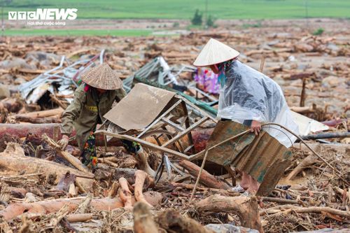 Không riêng gia đình anh Quang, nhiều hộ dân ở Mường Than vẫn đang gánh chịu những mất mát quá lớn sau trận lũ. Có người mất nhà, có người mất người thân, cũng có những người may mắn giữ được mạng sống nhưng phải mang theo nỗi đau không gì bù đắp nổi.