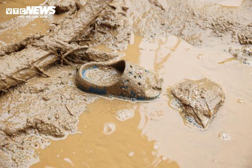 “Cả nhà chỉ biết ôm nhau, không còn đường nào chạy nữa”, anh nghẹn ngào. Bị lũ cuốn trôi hơn một kilomet, anh may mắn được người dân và lực lượng chức năng cứu sống trong tình trạng kiệt sức, còn người thân đến nay vẫn chưa trở về.