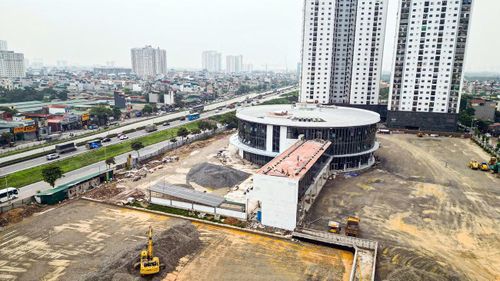 Điểm nhấn của bến xe là tòa nhà điều hành có thiết kế hình tròn gồm 3 tầng nổi và 1 tầng hầm. Công trình sẽ bố trí khu vực bán vé, phòng chờ hành khách, dịch vụ thương mại, showroom và nhiều tiện ích phục vụ người dân.