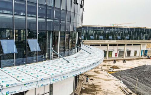 Nhiều khu chức năng được thiết kế với hệ mái và mặt dựng bằng kính nhằm tận dụng tối đa ánh sáng tự nhiên, tạo không gian rộng rãi, thông thoáng.