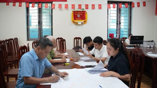 Các tổ công tác của Phòng Kinh tế xã Hoài Đức đến nhà văn hóa thôn, tổ dân phố để làm sạch dữ liệu đất đai trên địa bàn. Ảnh: HĐ
