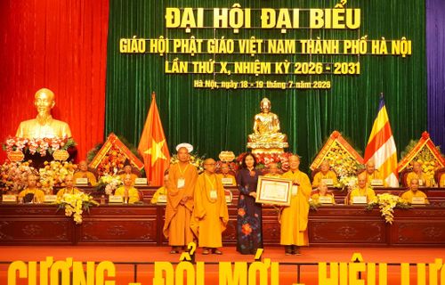 Ủy viên Trung ương Đảng, Phó Bí thư Đảng ủy Chính phủ, Thủ trưởng Cơ quan Đảng ủy Chính phủ Nguyễn Thị Tuyến trao Bằng khen của Thủ tướng Chính phủ tặng Ban Trị sự Giáo hội Phật giáo Việt Nam thành phố Hà Nội. Ảnh: Bình Minh