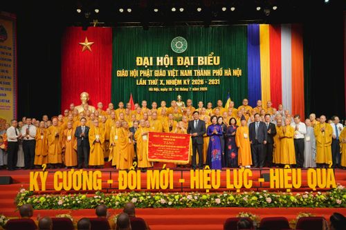 Lãnh đạo thành phố Hà Nội trao bức trướng của thành phố tặng Giáo hội Phật giáo Việt Nam thành phố Hà Nội. Ảnh: Bình Minh