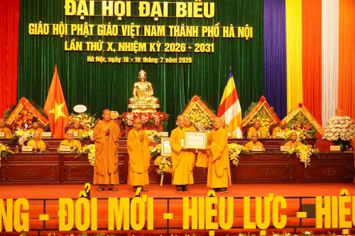 Trưởng lão Hòa thượng Thích Thiện Nhơn, Phó Pháp chủ Hội đồng Chứng minh, Chủ tịch Hội đồng Trị sự Giáo hội Phật giáo Việt Nam trao khen thưởng tới Ban Trị sự Giáo hội Phật giáo Việt Nam thành phố Hà Nội. Ảnh: Bình Minh