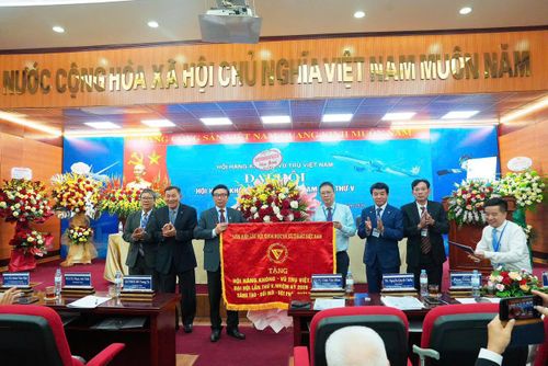 Liên hiệp Hội Khoa học và Kỹ thuật Việt Nam trao tặng Cờ cho Hội Hàng không vũ trụ Việt Nam tại Đại hội. Ảnh: Tuyết Nhung