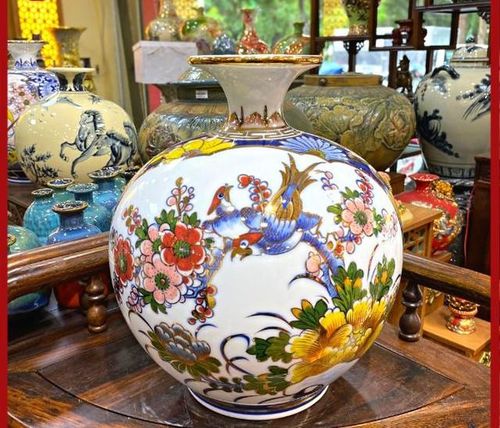 Ngoài cây tùng thì hoa mẫu đơn cũng được xem là một hình vẽ giúp "kích lộc" cho mẫu bình hút lộc mã đáo thành công.