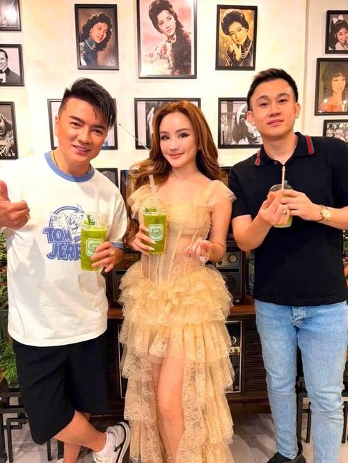 Vy Oanh mới đây đã gây chú ý khi xuất hiện bên Đàm Vĩnh Hưng và Dương Triệu Vũ. Hình ảnh nữ ca sĩ sinh năm 1985 được khán giả nhận xét ngày càng trẻ đẹp.
