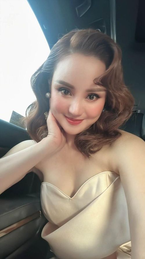 Sau nhiều năm gắn bó với sân khấu, nữ ca sĩ lựa chọn cuộc sống bình yên bên gia đình, dành thời gian chăm sóc các con và chỉ nhận những dự án nghệ thuật phù hợp.