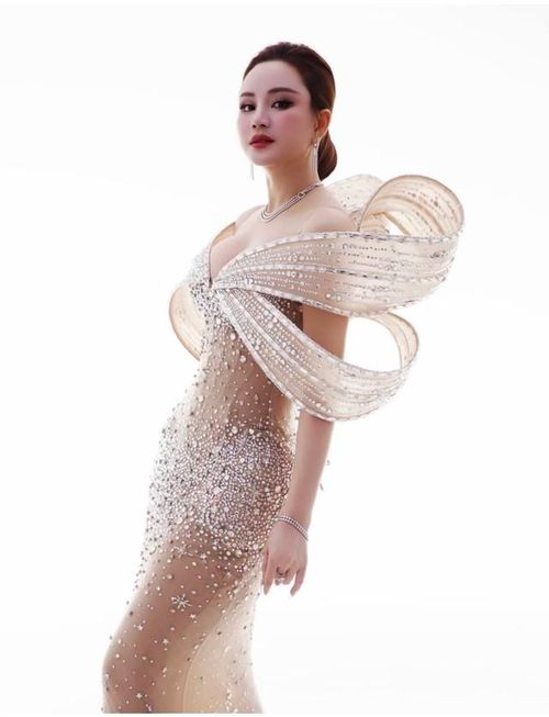 Trên trang cá nhân, Vy Oanh thường chia sẻ những khoảnh khắc đời thường giản dị như đưa con đi học, cùng các bé tham gia các hoạt động ngoài trời hay chuẩn bị những bữa cơm gia đình. Với cô, niềm hạnh phúc lớn nhất không nằm ở sự hào nhoáng của ánh đèn sân khấu mà là được chứng kiến các con khôn lớn trong sự yêu thương, đủ đầy.