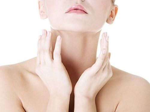 Cải thiện nếp nhăn, giảm nhăn da và làm chậm lão hóa bằng cách massage cổ thường xuyên và đúng cách.