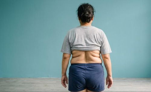 Mỡ thừa vùng lưng không chỉ ảnh hưởng đến vóc dáng và sự tự tin, mà còn có thể phản ánh tình trạng thừa cân, tích tụ mỡ trong cơ thể