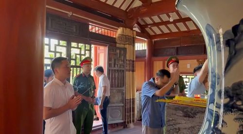 Đoàn dâng hương tưởng niệm các Bà mẹ Việt Nam Anh hùng từng được chăm sóc và đang được thờ phụng tại Trung tâm Bảo trọ xã hội tỉnh Thanh Hóa.