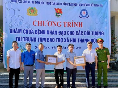 Đoàn công tác trao tặng nhiều phần quà ý nghĩa đến Trung tâm và các cá nhân đang được nuôi dưỡng tại đây.