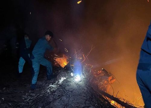 Nhiều lực lượng tham gia dập lửa. Ảnh: Ban Chỉ huy quân sự xã Quế Phước