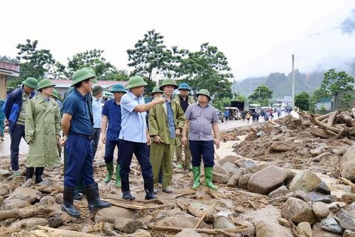 Đoàn công tác của Bộ Nông nghiệp và Môi trường kiểm tra công tác khắc phục hậu quả lũ quét tại xã Mường Than, tỉnh Lai Châu.
