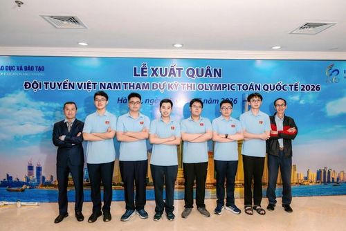 Đội tuyển quốc gia Việt Nam tham gia kỳ thi IMO 2026. Từ trái qua phải: Thầy Nguyễn Chu Gia Vượng, em Phạm Đăng Nguyên, em Hà Mạnh Hùng, em Nguyễn Lê Nhật Nam, em Nguyễn Đình Tùng, em Trần Đại Thành Danh, em Nguyễn Hoàng Phương, thầy Lê Bá Khánh Trình.