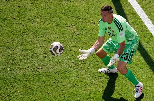 Trong khi hàng công hoàn toàn bế tắc, thủ môn Emiliano Martinez trở thành điểm sáng hiếm hoi của Argentina. Anh thực hiện 10 pha cứu thua trong 90 phút, nhiều nhất đối với một thủ môn ở chung kết World Cup kể từ năm 1966, giúp đội nhà cầm cự trước sức ép liên tục từ Tây Ban Nha.