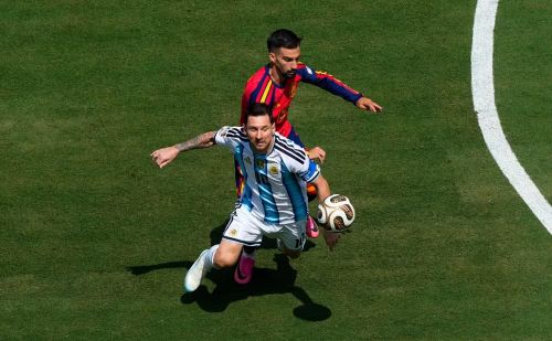 Phải đến phút 117 của hiệp phụ, Argentina mới tung ra cú dứt điểm đầu tiên trong trận. Đó là pha sút xa của Lionel Messi, nhưng bóng lại đập trúng Mikel Merino.