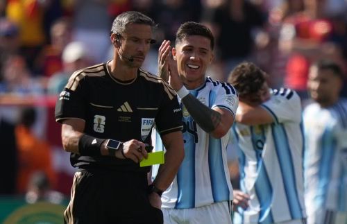 Khó khăn tiếp tục chồng chất với Argentina khi tiền vệ Enzo Fernandez nhận thẻ vàng thứ hai đồng nghĩa với thẻ đỏ ở phút bù giờ hiệp hai sau pha phạm lỗi với Pau Cubarsi.