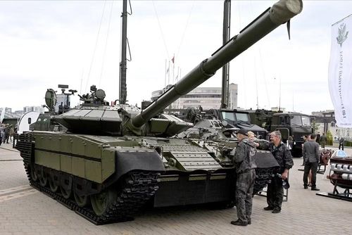Xe tăng T-72BM2 cũng được trang bị khí tài giám sát hình ảnh quang học và ảnh nhiệt hiện đại dành cho trưởng xe và lái xe, đi kèm động cơ diesel phụ trợ để duy trì hoạt động cho các khí tài điện tử mà không cần khởi động động cơ chính.