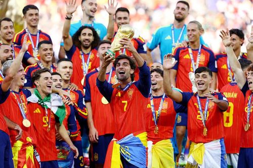 Ferran Torres của Tây Ban Nha cùng các đồng đội nâng cao cúp vô địch trong lễ trao giải. Nguồn: Reuters.