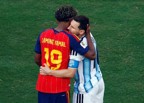 Lamine Yamal của Tây Ban Nha và Lionel Messi của Argentina ôm nhau sau trận đấu. Cả hai đều thi đấu mờ nhạt trong trận chung kết. Nguồn: Reuters.