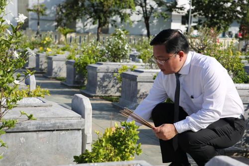 Chủ tịch Ủy ban MTTQ Việt Nam TP Đà Nẵng Lê Trí Thanh dâng hương mộ liệt sĩ. Ảnh: CĐ.
