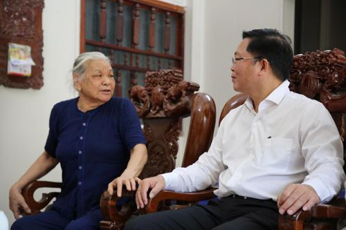 Chủ tịch Ủy ban MTTQ Việt Nam TP Đà Nẵng Lê Trí Thanh thăm hỏi, động viên gia đình chính sách. Ảnh: NT.