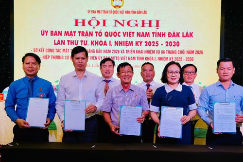 Lãnh đạo các tổ chức chính trị - xã hội tỉnh tiến hành thực hiện nghi thức ký Bản cam kết thực hiện nhiệm vụ được giao 6 tháng cuối năm. Ảnh:MH.