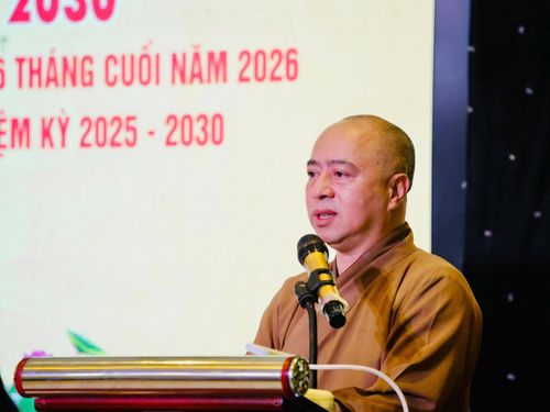 Đại đức Thích Minh Đăng - Trụ trì Chùa Hoa Nghiêm báo cáo tham luận “Vai trò của Phật giáo trong công tác từ thiện, an sinh xã hội và chăm lo đời sống Nhân dân”. Ảnh: MH.