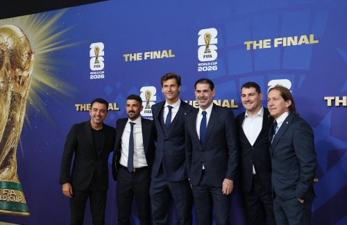 Theo sau là những huyền thoại của bóng đá xứ bò tót. Lần lượt từ trái sang là Xavi Hernandez, David Villa, Fernando Llorente, Fernando Hierro, Iker Casillas và Michel Salgado. Ảnh: Reuters.