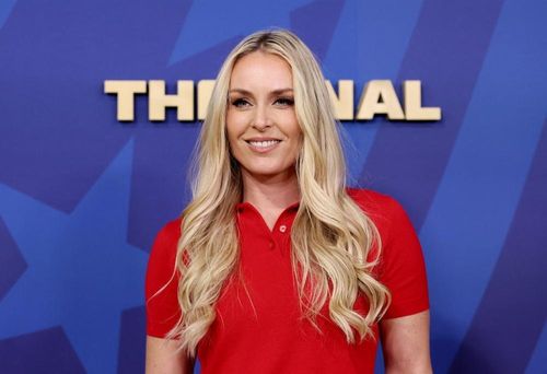 Huyền thoại trượt tuyết Lindsey Vonn cũng góp mặt, cô vừa trải qua cú sốc với chấn thương kinh hoàng gặp phải tại Olympic Milano Cortina 2026 hôm 8/2. Trong nội dung đổ đèo nữ, cô va vào cổng kỹ thuật và ngã chỉ sau 13 giây thi đấu. Các bác sĩ sau đó tiến hành 4 ca phẫu thuật khi phát hiện gãy xương chày phức tạp, giúp cô tránh khỏi nguy cơ mất chân. Ảnh: Reuters.