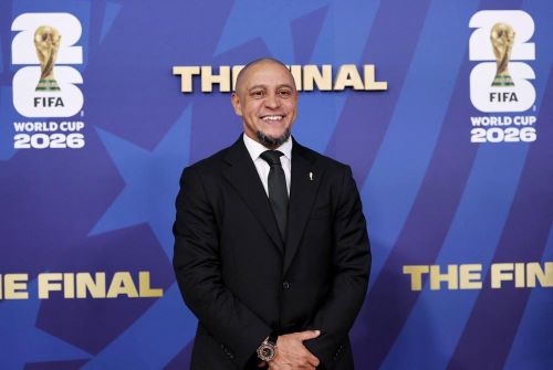 Huyền thoại Brazil, Roberto Carlos rạng rỡ trước ống kính truyền thông. Trong một buổi phỏng vấn vào ngày 22/6, khi được hỏi ai giỏi hơn giữa Lionel Messi và Yamal, Carlos không ngần ngại trả lời là Messi. Đây cũng là cuộc đối đầu được chờ đợi nhất trong trận chung kết giữa Tây Ban Nha và Argentina. Ảnh: Reuters.