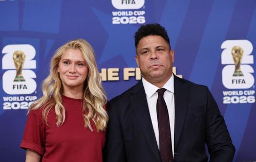 Ronaldo Nazario đến dự khán cùng vợ là Celina Locks. Trước trận đấu này, huyền thoại của tuyển Brazil có phát biểu đáng chú ý khi cho rằng "World Cup là sân chơi quá khắc nghiệt với Cristiano Ronaldo". Ảnh: Reuters.