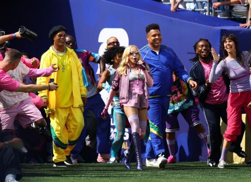  Lấy cảm hứng từ chương trình nghỉ giữa giờ nổi tiếng của Super Bowl, FIFA tổ chức một tiết mục đặc biệt giữa hai hiệp đấu chính thức. Sự kiện quy tụ nhiều ngôi sao giải trí hàng đầu thế giới, trong đó có Madonna, Justin Bieber và Shakira. Ảnh: Reuters. 