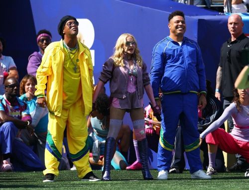  Tâm điểm của màn trình diễn là sự xuất hiện của hai huyền thoại bóng đá Brazil, Ronaldo Nazario và Ronaldinho Gaucho. Sau những đoạn video được ghi hình bên trong sân vận động ở New Jersey (Mỹ), bộ đôi từng vô địch World Cup 2002 bước ra sân cùng Madonna. Ảnh: Reuters. 