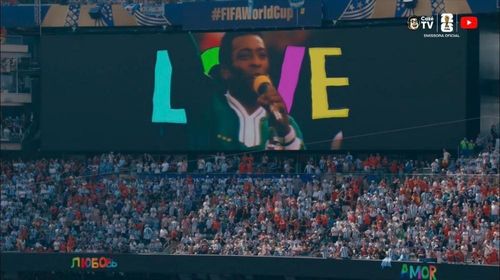  FIFA cũng dành sự tri ân cho một huyền thoại khác của bóng đá Brazil khi trình chiếu hình ảnh Pele trên màn hình lớn của sân vận động. 